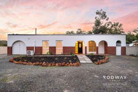 SOLID 1972 CLASSIC WITH SPACE, COMFORT & POTENTIAL IN PRIME KELMSCOTT LOCATION!