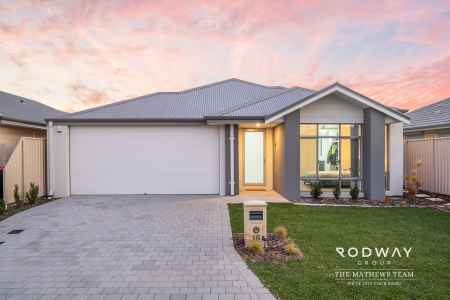 Spacious And Stylish Family Home In A Quiet Champion Lakes Location!