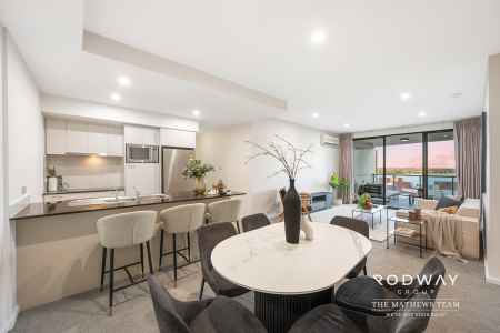 STUNNING TOP-LEVEL 3 BEDROOM APARTMENT WITH SWAN RIVER VIEWS IN EAST PERTH!