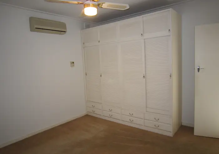 Main bedroom with b.i.r, s/s air and ceiling fan. Auto roller shutter.