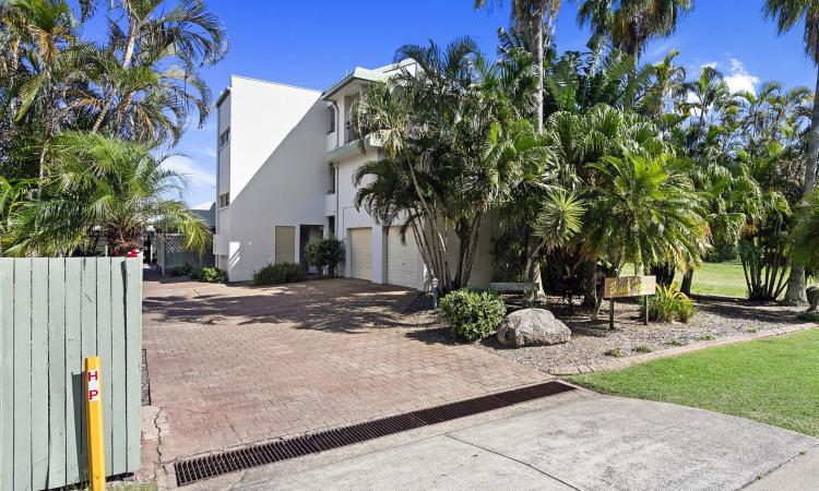 COASTAL INVESTMENT OR DREAM LIFESTYLE – STEPS TO THE BEACH