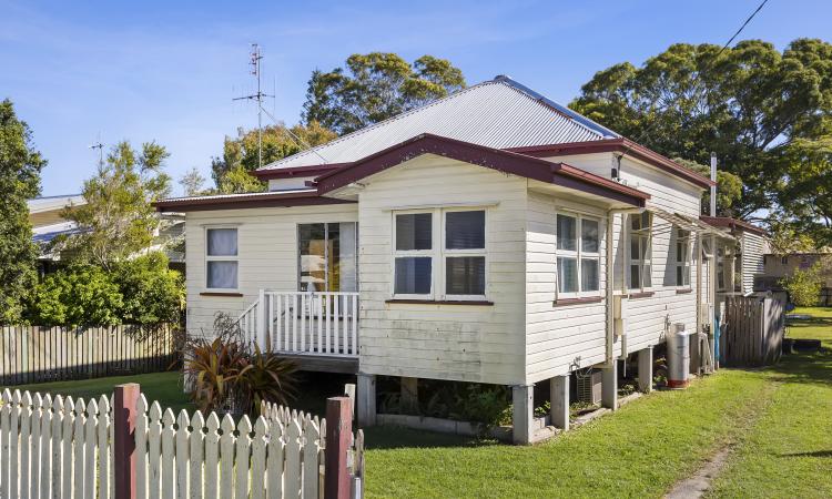 Large 1,492m² Block – Solid Home with Space, Comfort & Potential