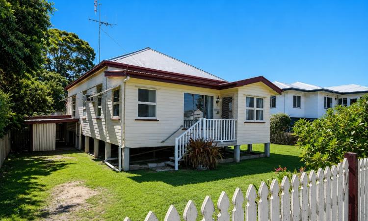 Large 1,492m² Block – Solid Home with Space, Comfort & Potential