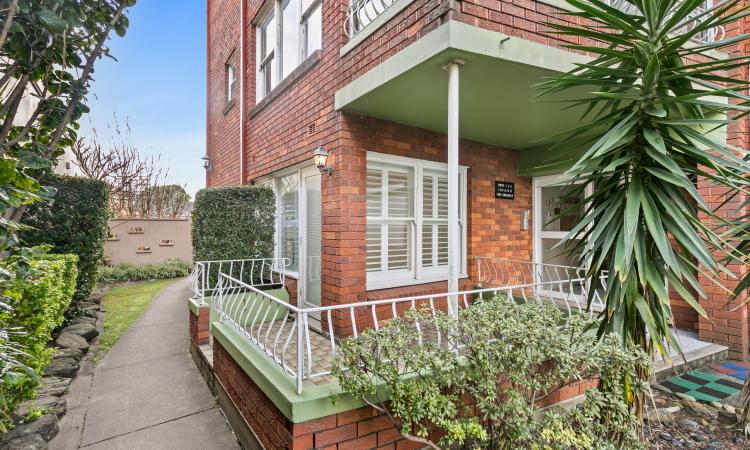 Lovely and private renovated waterfront apartment
