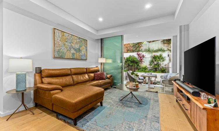 Modern two bedroom apartment with balcony near Coogee Beach