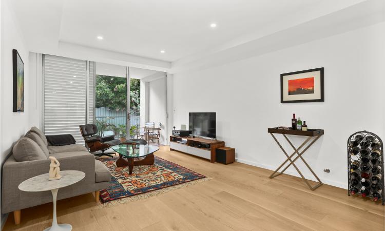 Modern two bedroom apartment with balcony near Coogee Beach