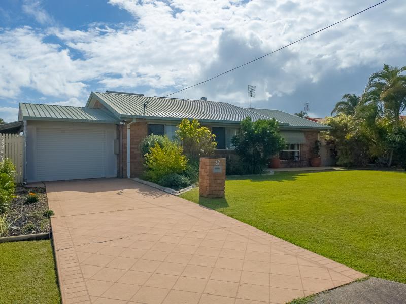 WALK TO THE COAST,  NEW KITCHEN, DOUBLE SHED, 13 METRE ALFRESCO, 4kW SOLAR SYSTEM.