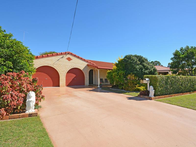 WALK TO THE SANDY BEACH, THE GYM, WITH ITS INDOOR HEATED POOL, TENNIS AND SQUASH COURTS, BOTANICAL GARDENS, BOWLS CLUB AND THE URANGAN SHOPPING CENTRE