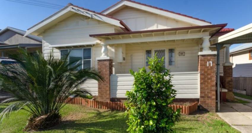 17 Hillcrest Avenue, Woonona 2