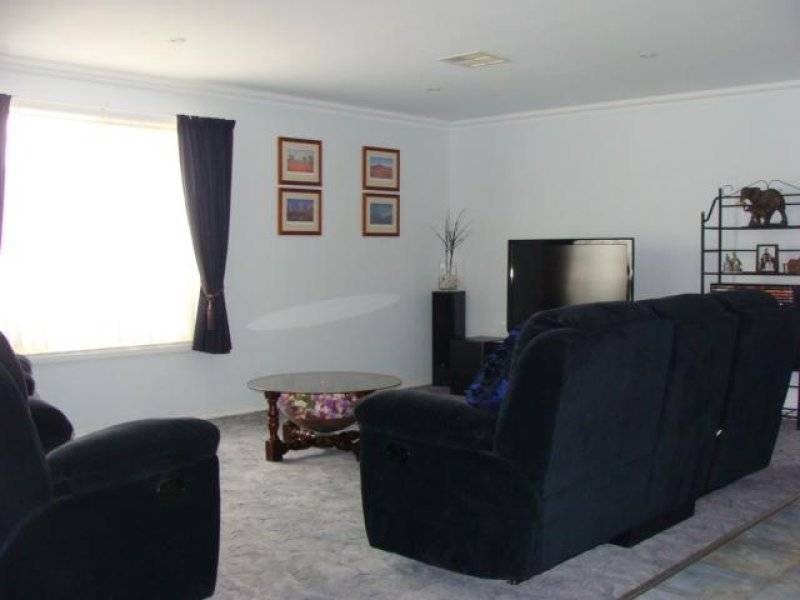 1 Perry Place, Moama 2