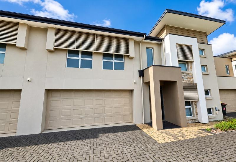 Stunning 3 bedroom townhouse with double garage