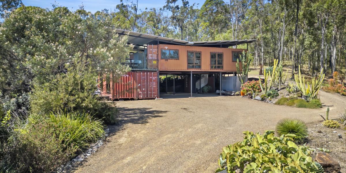 DUAL LIVING & PICTURESQUE SETTING!