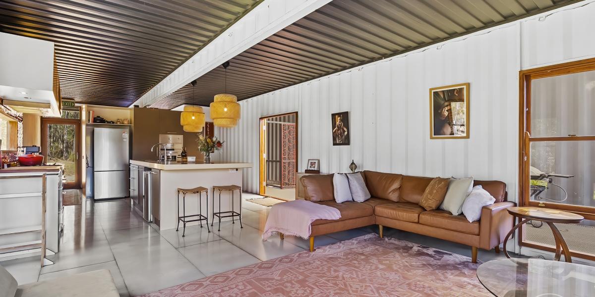 DUAL LIVING OPPORTUNITY!