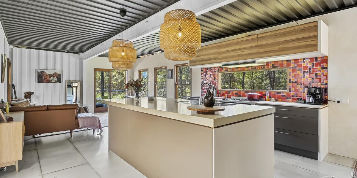 DUAL LIVING OPPORTUNITY!