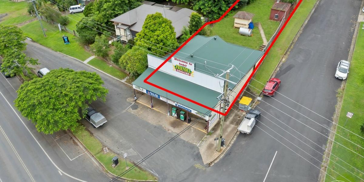 COMMERCIAL BUILDING WITH GREAT POTENTIAL!