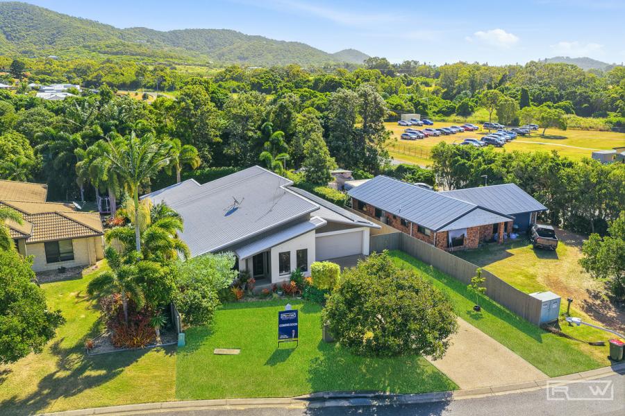 The Perfect Family Retreat with Pool, Space and 2mins walk to School!