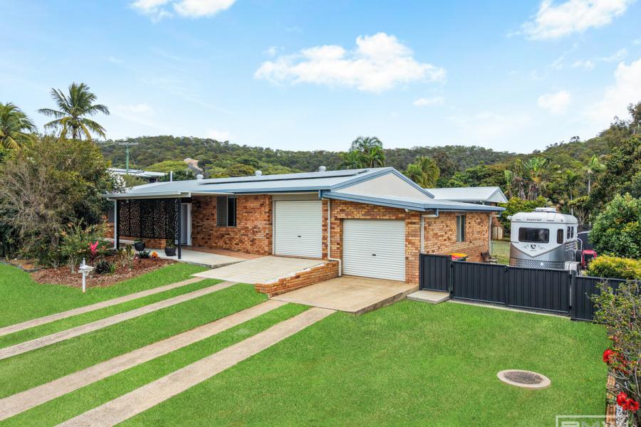 Freshly Updated Coastal Living in Barlows Hill