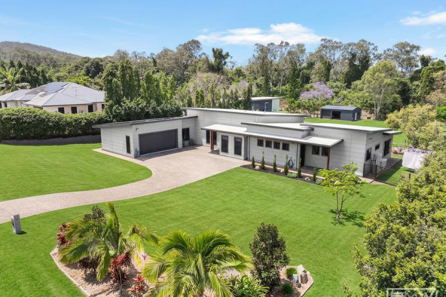 Acreage Luxury, Privacy & Relaxed Coastal Living