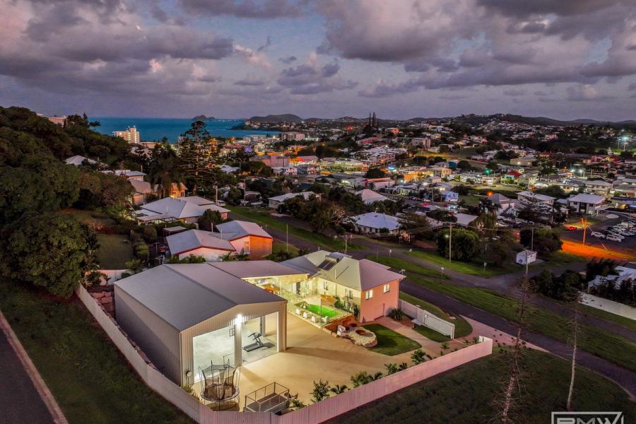 CLASSIC QUEENSLANDER MEETS COASTAL RETREAT