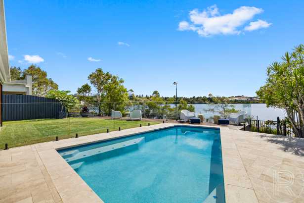 Effortless Coastal Living Meets Contemporary Design on the Waterfront