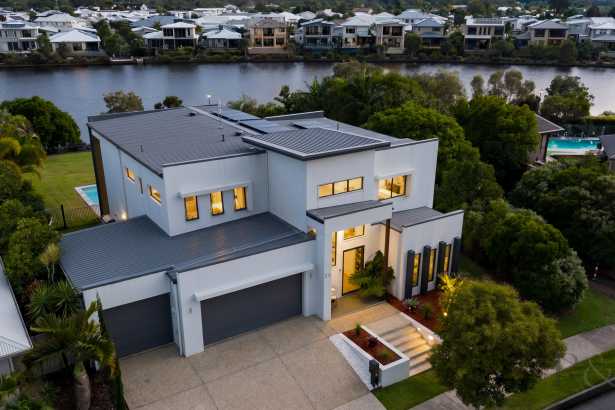 Grand Waterfront Living on 1,045m² with Dual Residence