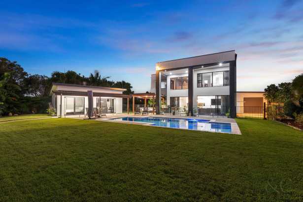 Grand Waterfront Living on 1,045m² with Dual Residence