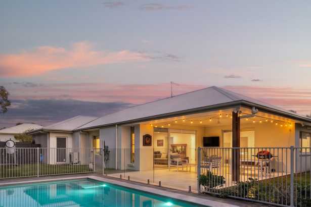 Family Living + Pool & Caravan Space!