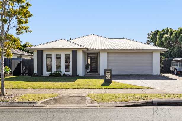 Family Living + Pool & Caravan Space!