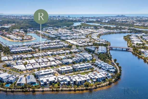 Stylish Townhouse Offering Premium Lakeside Lifestyle