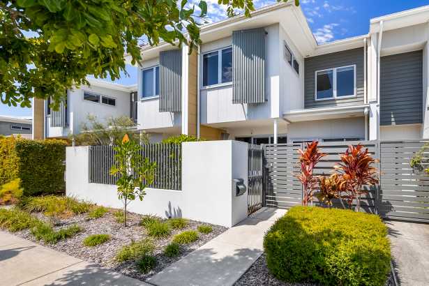 Stylish Townhouse Offering Premium Lakeside Lifestyle