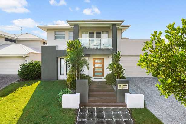 Large Modern Family Home in Brightwater Estate!