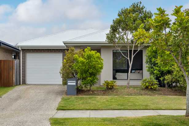 Immaculate Home in Palmview with Solar 