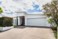 Stylish Family Living - 5 beds plus pool