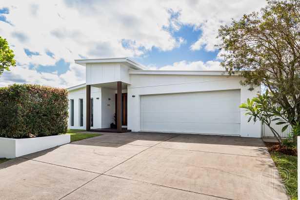 Stylish Family Living - 5 beds plus pool