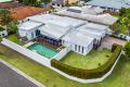 Stylish Family Living - 5 beds plus pool