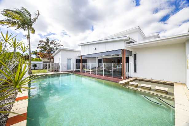 Stylish Family Living - 5 beds plus pool