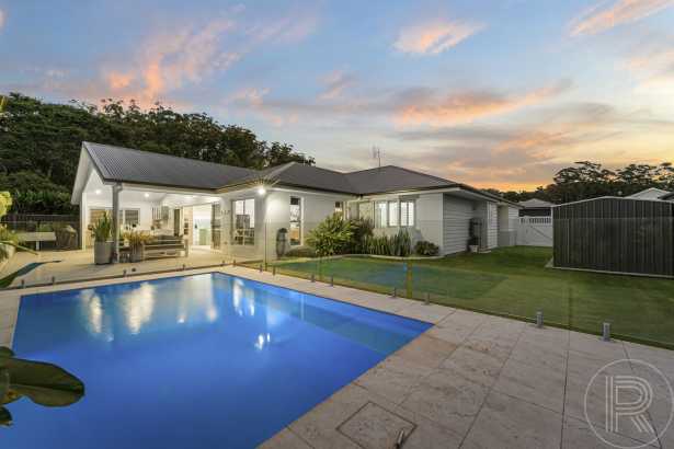 Luxury Family Retreat with Pool, Alfresco & Side Access