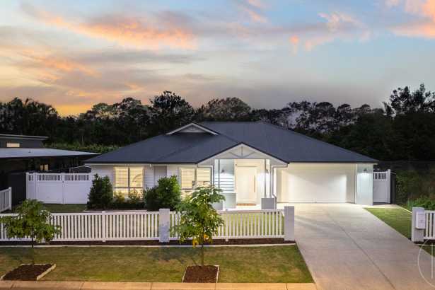 Luxury Family Retreat with Pool, Alfresco & Side Access