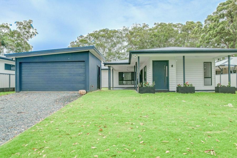 NEWLY BUILT MODERN HOME IN THE CENTRE OF TOWN.