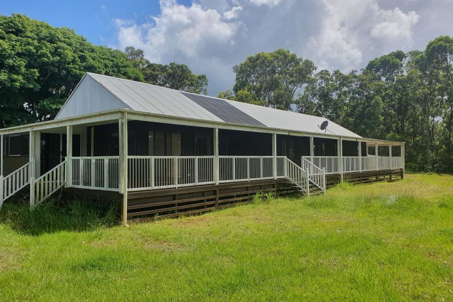 LARGE HOUSE ON FARM WATERFRONT