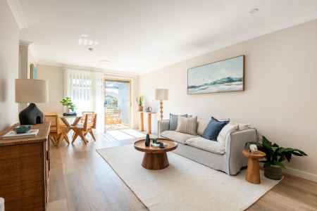 Spacious, Light-Filled 3-Bedroom Apartment in a Prime Location.