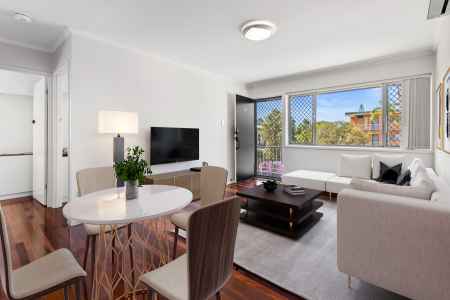 2-Bed Apartment: Walk to Coorparoo Square, Commute Easily to the CBD
