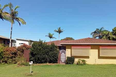 🏡 Coastal Charm in Elliott Heads – Solid 3-Bedroom Home on 1012m² Block
