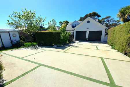 Hamptons-inspired Coastal Home - Walk to beach 🌊