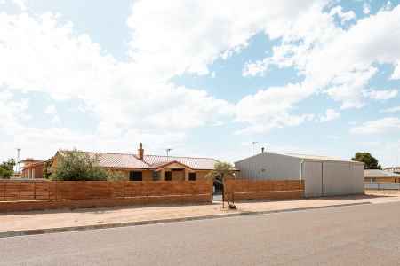 Charming Family home with Exceptional Shedding & Versatile Cabin - Walk to Town