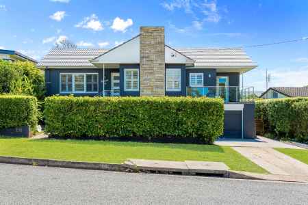 Renovated Coastal Gem – House + Cottage, Walk to the Beach