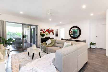 Coomera Parkside Living – Spacious Modern 5-Bedroom Home + Study/Home Office