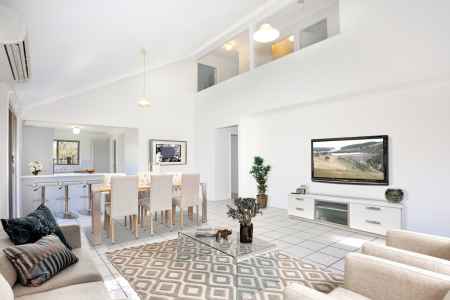 SPACIOUS GALLERIA TOWNHOUSE IN PRIME POSITION