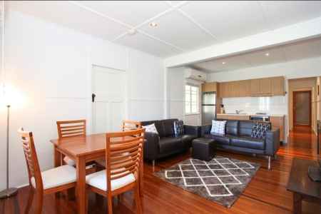 Nice furnited 2 bedroom appartment close to the city centre and several shopping presincts with 1 secure parking bay .