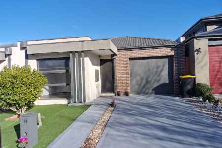LOCATION, LIFESTYLE & CONVENIENCE ALL IN ONE ! Price to Sell !